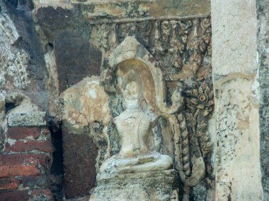 Wat Phra Sri Rattana Mahathat Lop Buri Tayland İnşaata başlanacak kanıt yok. Ama bina, M.Ö. 2175 yılında Kral Narai 'nin saltanatı sırasında birkaç kez restore edildi..