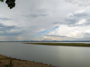 Suyu az olan Pasak Jolasid Barajı manzarası.