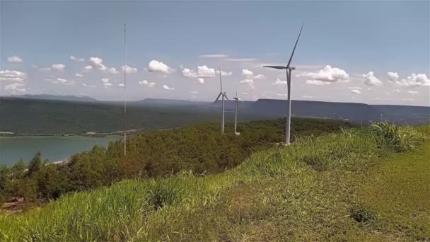 Paisagem Turbinas Geradoras Eletricidade Nas Montanhas — Vídeo de Stock