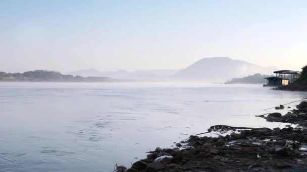 在冬天的早晨 湄公河的风景 来自河流和高山的雾气 还有湄公河的美丽风景 — 图库视频影像