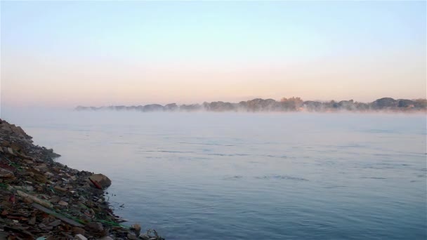Het landschap van de Mekong rivier in de ochtend in de winter, mist uit de rivieren en bergen. En het prachtige landschap van de Mekong rivier. — Stockvideo