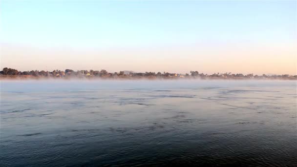 Het landschap van de Mekong rivier in de ochtend in de winter, mist uit de rivieren en bergen. En het prachtige landschap van de Mekong rivier. — Stockvideo