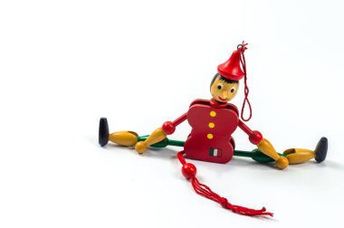 Tahta oyuncağın beyaz arka planda kırmızı-yeşil bir rengi var..