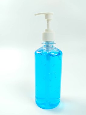 El yıkama için alkol jeli şişeleri. Alkol dezenfekte ediliyor. El yıkama alkolünün beyaz arka planda açık mavi bir rengi vardır..