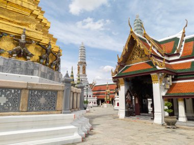 Zümrüt Buda 'nın Wat Phra Kaew Tapınağı, Tayland' ın simgesi dünyanın her yerinden gelen turistlerin ziyaret etmeyi özlemediği yer..