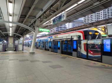 Bangkok 'un merkez ticaret bölgesindeki Chong Nonsi BTS İstasyonu Bangkok-15 Eylül 2020 BTS istasyonu. Bangkok-15 Eylül 2020.