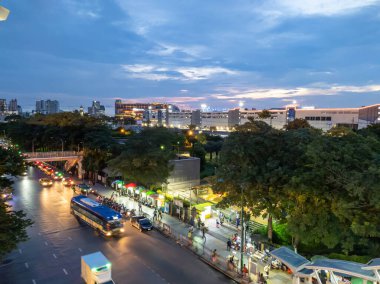 Bangkok-15 Eylül 2020 Chatuchak Parkı Akşamları insanlar bugün çalıştıktan sonra evlerine dönmek için otobüsleri bekliyorlardı.