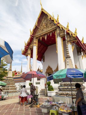 Bangkok THAILAND-17 Eylül 2020Wat Phra Chetuphon (Wat Pho) halkı Budist dini günlerde dini törenler düzenliyor. Tüccarlar insanlara dindar olmaları için yiyecek tezgahları kurdular.