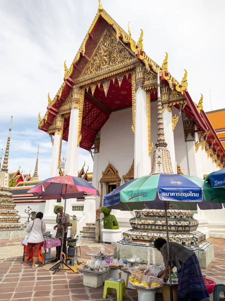 Бангкок Тайланд Сентября 2020Wat Phra Chetuphon Ват Пхо Люди Проводят — стоковое фото