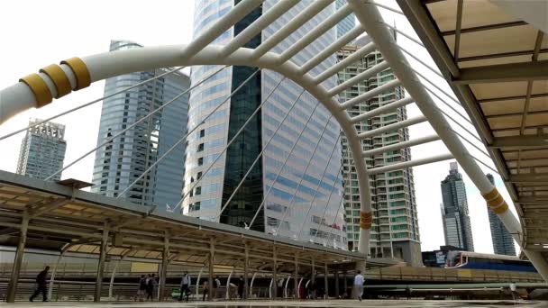 Chong Nonsi, Bangkok-15 de septiembre de 2020: Trabajadores de oficina abandonan el trabajo Caminando por el Skywalk para tomar el tren en la estación de Skytrain el 15 de septiembre de 2020 en Tailandia. — Vídeos de Stock