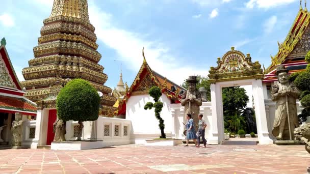 BANGKOK THAILAND-17 september 2020: Wat Phra Chetuphon (Wat Pho), ligt achter de prachtige Tempel van de Smaragdgroene Boeddha. over BANGKOK THAILAND-17 september 2020 — Stockvideo