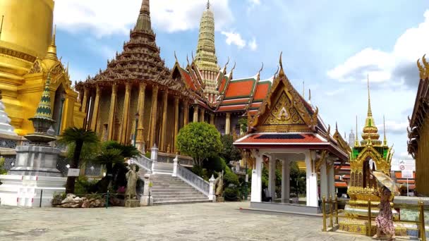 Bangkok THAILANDIA-17 settembre 2020: Wat Phra Kaew Tempio dello Smeraldo Buddha, punto di riferimento della Thailandia in cui i turisti provenienti da tutto il mondo non mancano di visitare. — Video Stock