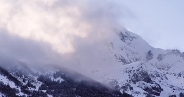 Timelapse Montanha Kazbek Antiga Igreja Santíssima Trindade Nuvens Correm Pôr — Vídeo de Stock