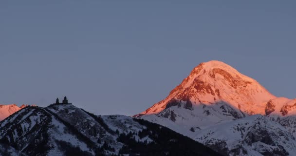 Timelapse Montaña Kazbek Antigua Iglesia Santísima Trinidad Amanecer — Vídeo de stock