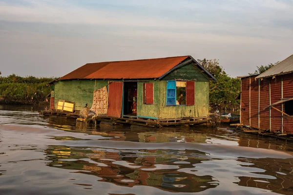 Pueblo flotante, Camboya, Tonle Sap, isla de Koh Rong . — Foto de Stock