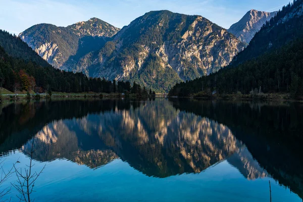Der Plansee in den österreichischen Alpen an einem Herbsttag — Stockfoto