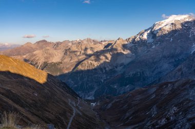 İtalya, Stelvio Ulusal Parkı. Ortler Alpleri 'ndeki Stelvio Geçidi' ne giden ünlü yol. Alp manzarası.