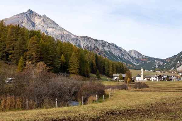 Suíça - Tschierv, cidade no vale do Val Mustair no cantão de Grisons — Fotografia de Stock