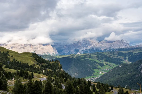 Utsikt över Sella-gruppen och Gardena passera eller Grodner Joch, Dolomiterna, Italien — Stockfoto