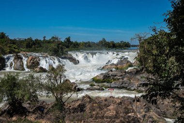 Khone Phapheng Falls adlı Champasak Eyaleti Güney Laos Mekong Nehri üzerinde. Şelale rapids yağışlı sezon var. Tehlikeli gibi görünüyor.