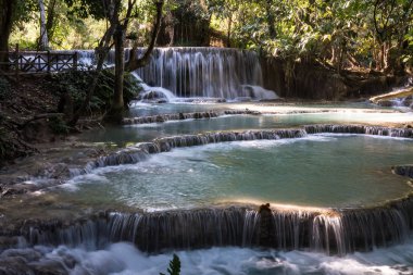 Asya basamaklı şelale tat Kuang Si Falls yakınındaki Luang Prabang, Laos - egzotik Traverten turkuaz mavi.