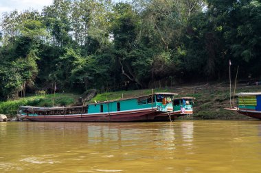 Pak Ou ziyaret Mekong Nehri doğal seyahat geziler için en popüler yerlerden Luang Prabang, Laos mağara