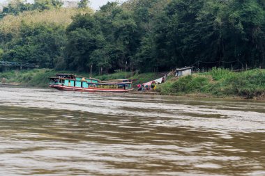 Pak Ou ziyaret Mekong Nehri doğal seyahat geziler için en popüler yerlerden Luang Prabang, Laos mağara