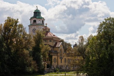 Münih, Almanya: Mueller'sche Volksbad Avrupa'nın en güzel yüzme havuzları biridir. Isar Nehri bulunur