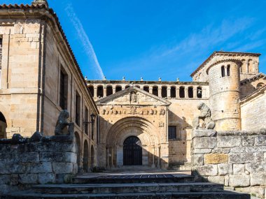 Colegiata Kilisesi, Santa Juliana Santillana del Mar, Cantabria, İspanya içinde.