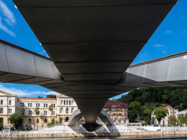 Bilbao, İspanya 'dan geçiyor. Paseo de la Memoria,
