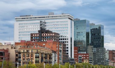 Bilbao, İspanya cityscape. Bilbao şehir merkezinde Nervion nehir geçiyor