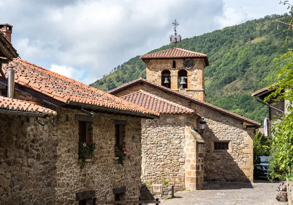 Barcena borgmästare, Cabuerniga valley i Cantabria, Spanien. — Stockfoto