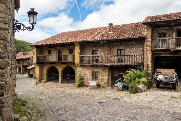 Barcena borgmästare, Cabuerniga valley i Cantabria, Spanien. — Stockfoto