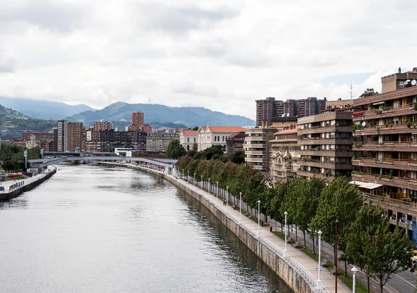 El paisaje urbano de Bilbao, España. El río Nervión cruza Bilbao centro — Foto de Stock