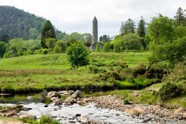 Glendalough County Wicklow, Ireland bir manastır ile bir köydür.