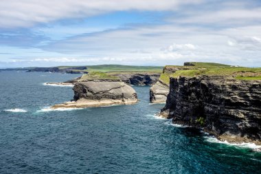 Kilkee Co. Clare, İrlanda içinde kayalıklarla. Yarımadanın batı Clare, İrlanda.