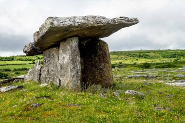 5 000 yıllık polnabrone dolmen burren, co. clare - İrlanda