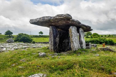 5 000 yıllık polnabrone dolmen burren, co. clare - İrlanda