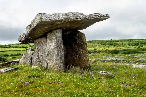 5 000 anos Polnabrone Dolmen in Burren, Co. Clare - Irlanda — Fotografia de Stock