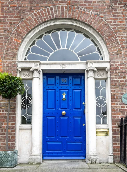 Барвистий грузинської двері в місті Дублін, Merrion площі, Сполучені Штати Америки — стокове фото