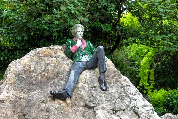 メリオン ・ スクエア ・ パーク、ダブリン、アイルランドでオスカー ・ ワイルドの記念碑 — ストック写真