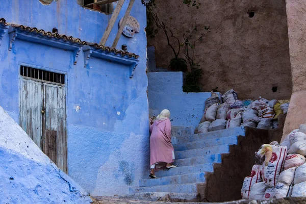 Medina av Chefchaouen, Marocko noterade för sina byggnader i blå nyanser — Stockfoto