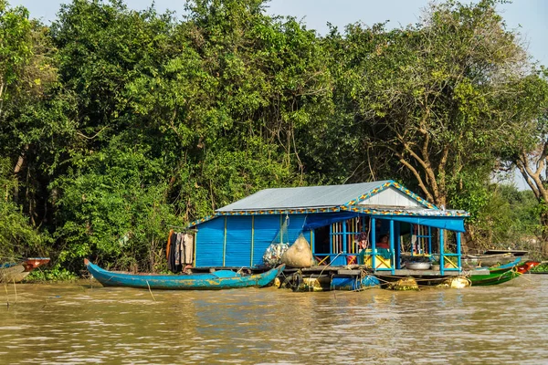 Pueblo flotante, Camboya, Tonle Sap, isla de Koh Rong . — Foto de Stock