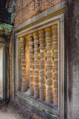 Taş Banteay Samre Tapınağı Kamboçya'daki bir pencere dekor ayağı