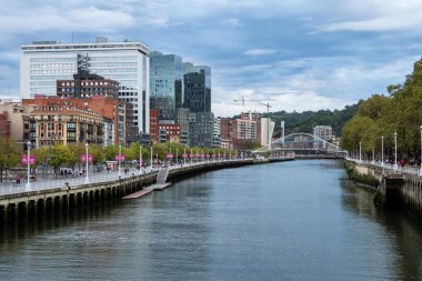 Zubizuri köprü Nervion Nehri Bilbao, İspanya