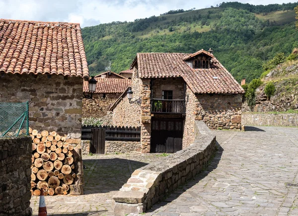 Barcena Mayor, valle di Cabuerniga in Cantabria, Spagna . — Foto Stock