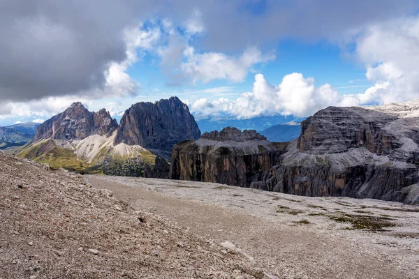 El Sass Pordoi es un alivio de los Dolomitas, en el grupo Sella, Italia —  Fotos de Stock