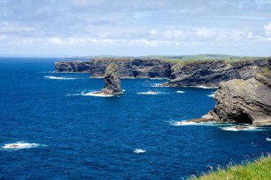 Kilkee Co. Clare, İrlanda içinde kayalıklarla. Yarımadanın batı Clare, İrlanda.
