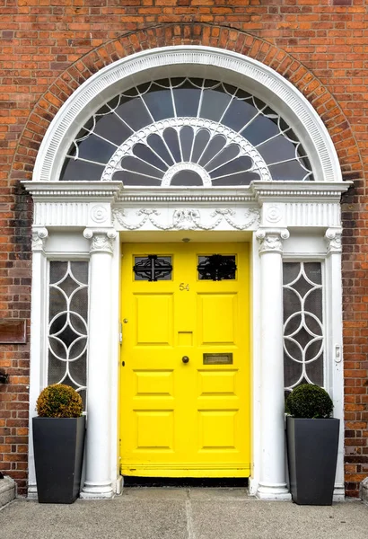 Colorida puerta georgiana en la ciudad de Dublín, Merrion Square, Irlanda — Foto de Stock