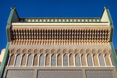 Kraliyet Sarayı'ndan Place des Alaouites pirinç kapı Fes, Fas ile